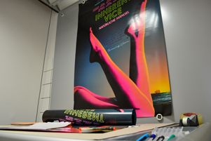 Filmplakate aufgehängt und eingerollt